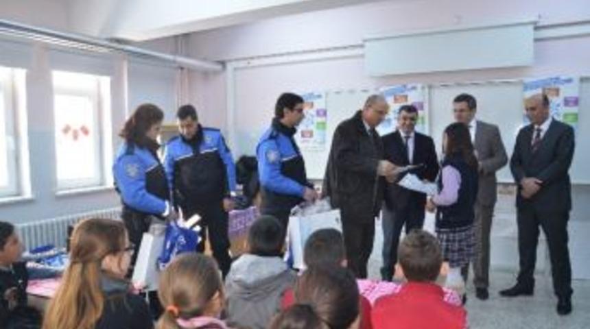 Polislerden Karne Hediyesi