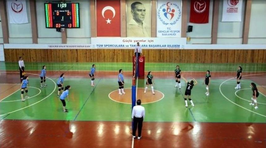 K&uuml;&ccedil;&uuml;k Kızlar Voleybol Kul&uuml;p Ma&ccedil;ları Başladı