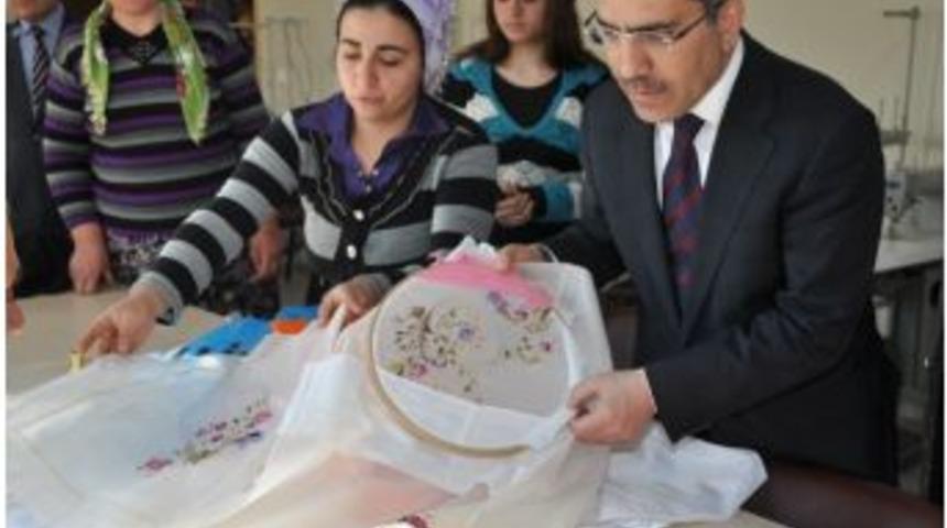 Y&uuml;reğir K&uuml;lt&uuml;r Evleri Meslek Sahibi Yapıyor