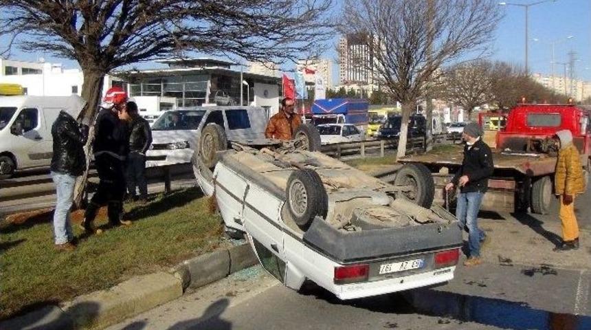 Kaza Sonrası &Uuml;ş&uuml;yen Kardeşini Sarılarak Isıttı