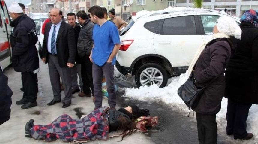 Yolun Karşısına Ge&ccedil;meye &Ccedil;alışan Kadına Cip &Ccedil;arptı