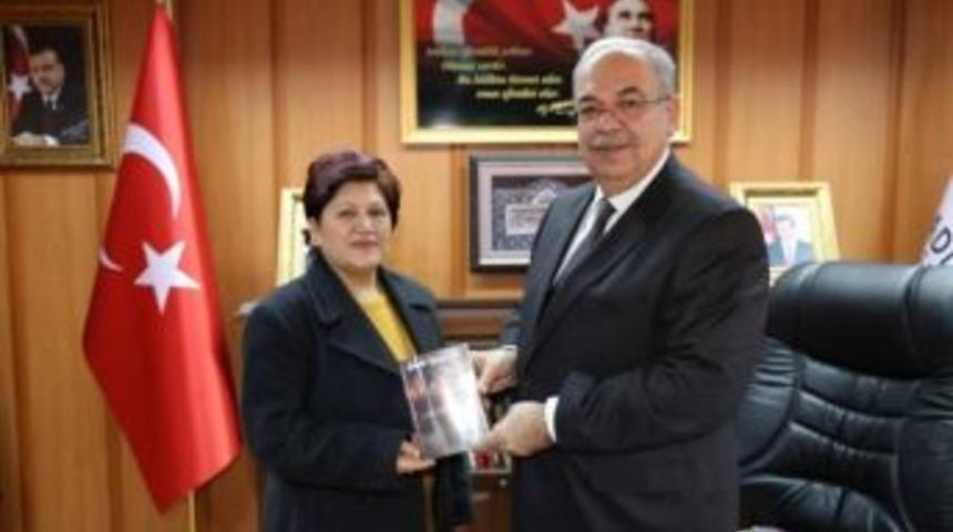 Adıyamanlı Şair Son Kitabını Başkan Kutlu&rsquo;ya Takdim Etti