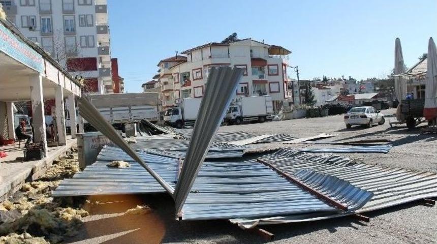 Şiddetli Fırtına Manavgat&rsquo;ta Toptancı Halinin &Ccedil;atısını U&ccedil;urdu
