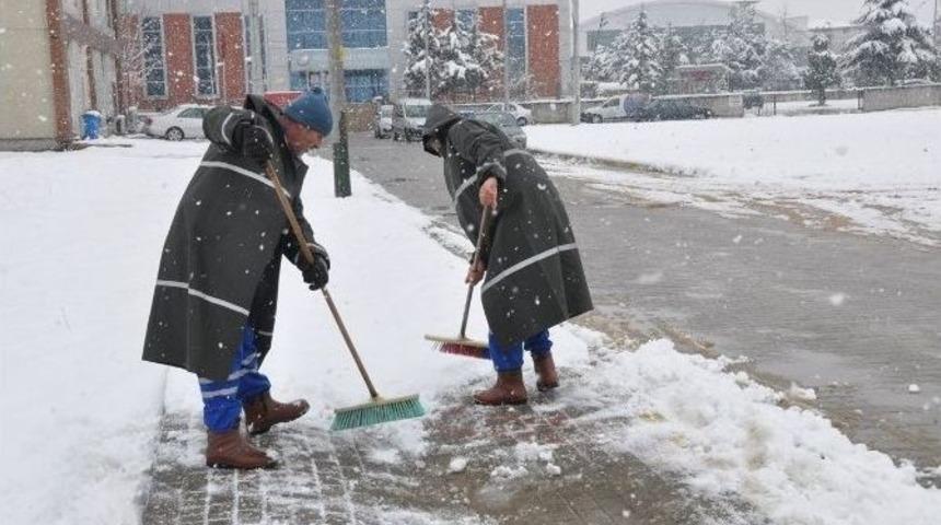 Kartepe&rsquo;de Kar K&uuml;reme &Ccedil;alışmaları S&uuml;r&uuml;yor