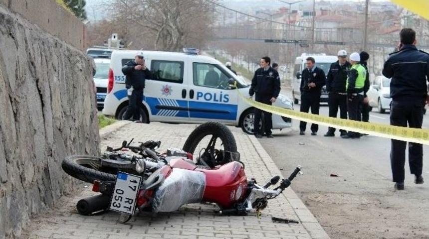 Kaldırıma &Ccedil;arparak D&uuml;şen Motosiklet S&uuml;r&uuml;c&uuml;s&uuml; &Ouml;ld&uuml;