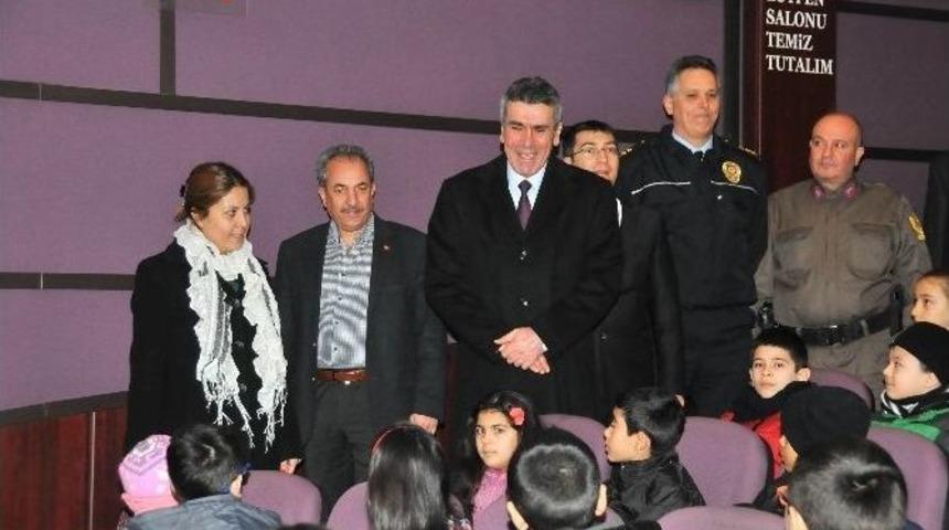 Akşehir&rsquo;de Başarılı &Ouml;ğrencilere Sinema Hediyesi