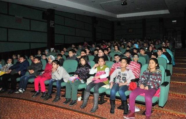 Akşehir’de Başarılı Öğrencilere Sinema Hediyesi