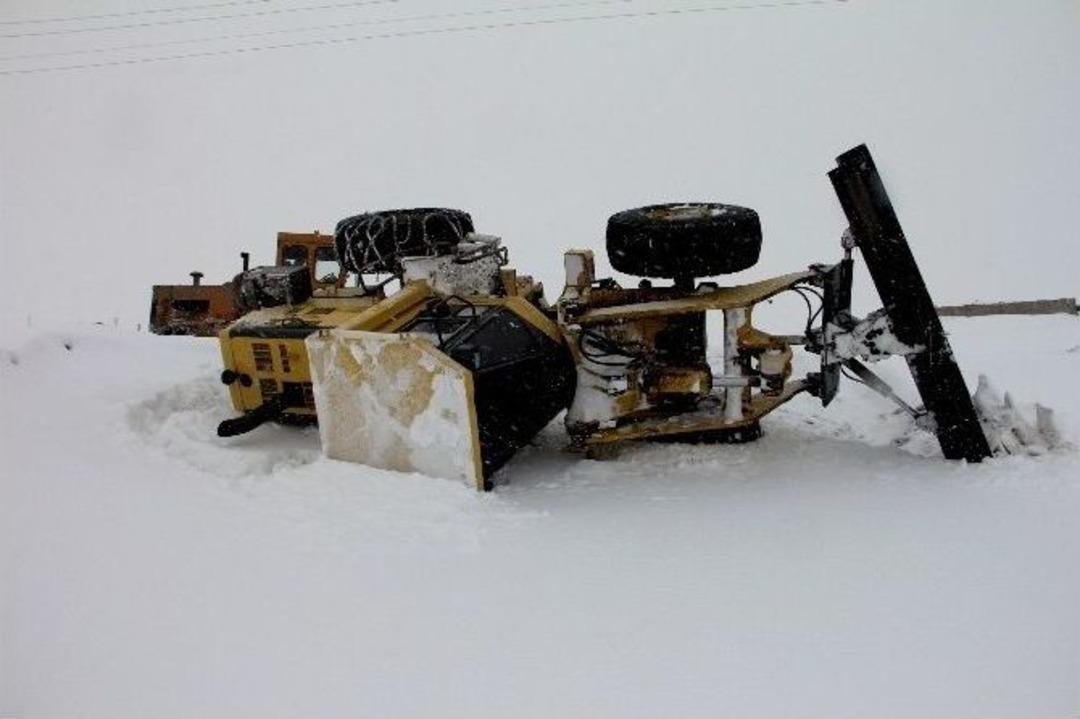 Karla M&uuml;cadele &Ccedil;alışması Y&uuml;r&uuml;ten İş Makinesi Devrildi