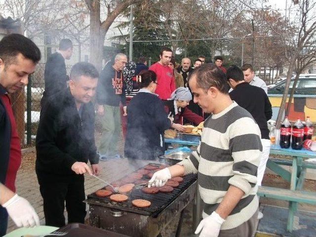 Bolu’da Hastalara Mangal Keyfi Yaşattılar