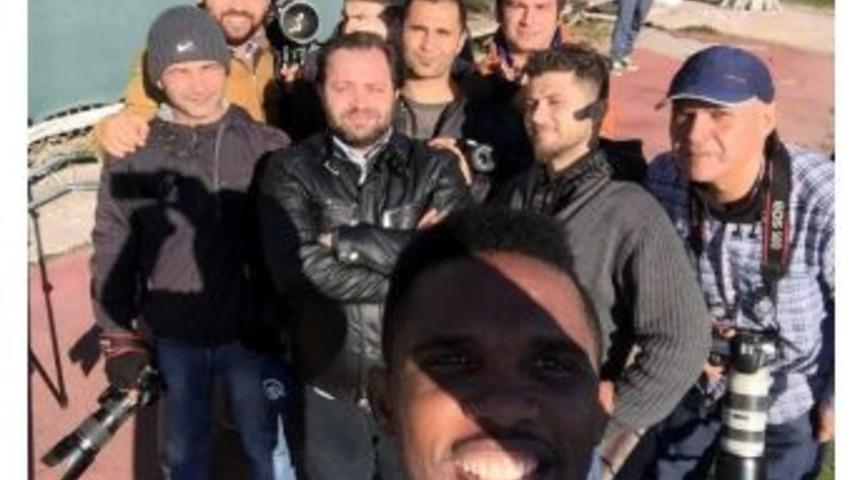 Eto&rsquo;o&rsquo;dan Gazetecilerle Selfıe