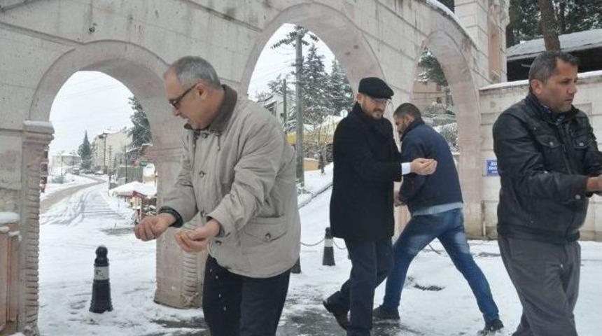 Niksar&rsquo;da A&ccedil; Kalan Hayvanlara Yem Bırakıldı