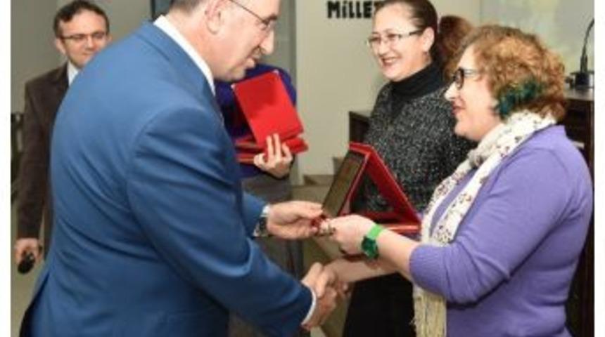 Başkan Kurtulan&rsquo;dan Hayvanseverlere Plaket