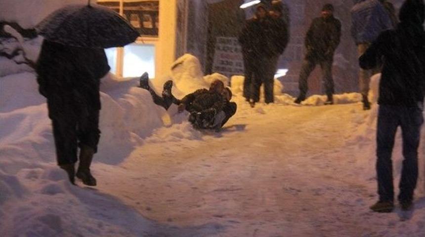 Trafiğe Kapanan Yol Eğlenceye A&ccedil;ıldı