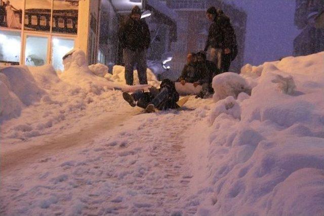 Trafiğe Kapanan Yol Eğlenceye Açıldı