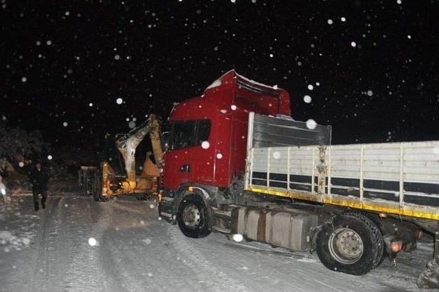 Niksar’da Kar Temizleme Çalışmaları Sürüyor