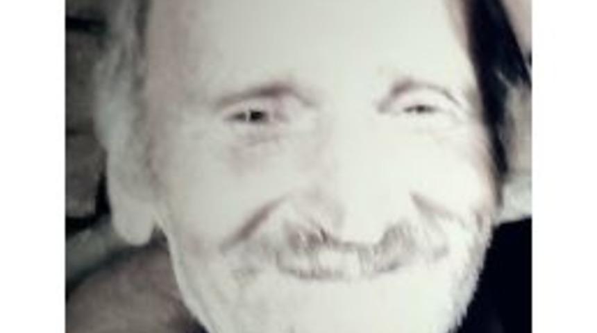 Yaşlı Adam Donarak &Ouml;ld&uuml;