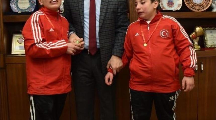 Başkan Sekmen, T&uuml;rkiye Şampiyonlarını Ağırladı