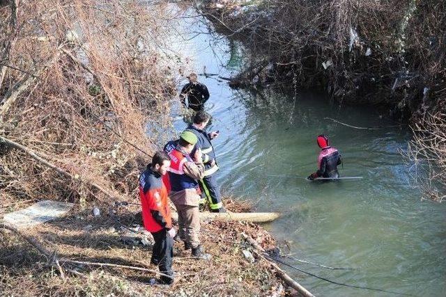 Dalgıçlar Derede Ceset Aradı