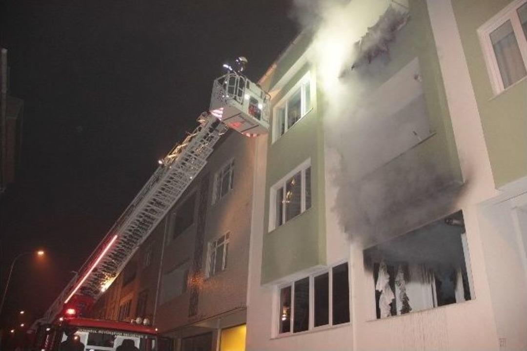&Uuml;sk&uuml;dar&rsquo;da Yangın: Binada Mahsur Kalanlar Kurtarıldı