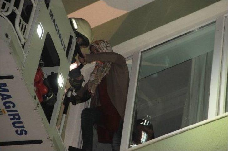 Üsküdar’da Yangın: Binada Mahsur Kalanlar Kurtarıldı G3