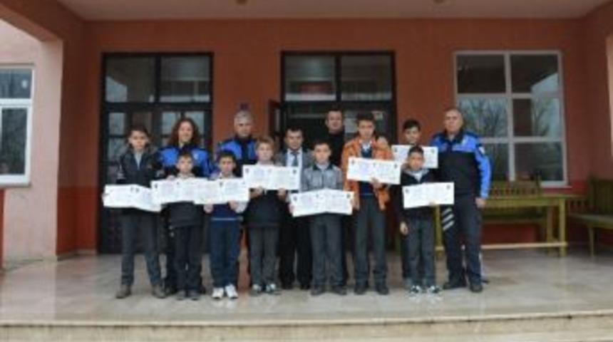 &Ouml;ğrencilerin Belge Sevinci