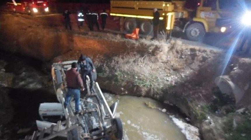 Otomobil Dereye U&ccedil;tu: 1 &Ouml;l&uuml;, 4 Yaralı