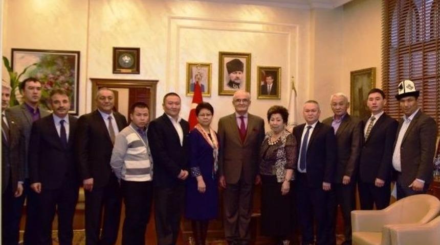 Kırgızlar Başkan Yılmaz&rsquo;a Başarısının Sırrını Sordu