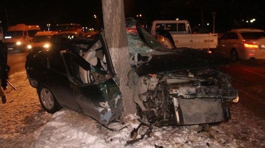 Otomobil Ağaca Saplandı: 5 Yaralı