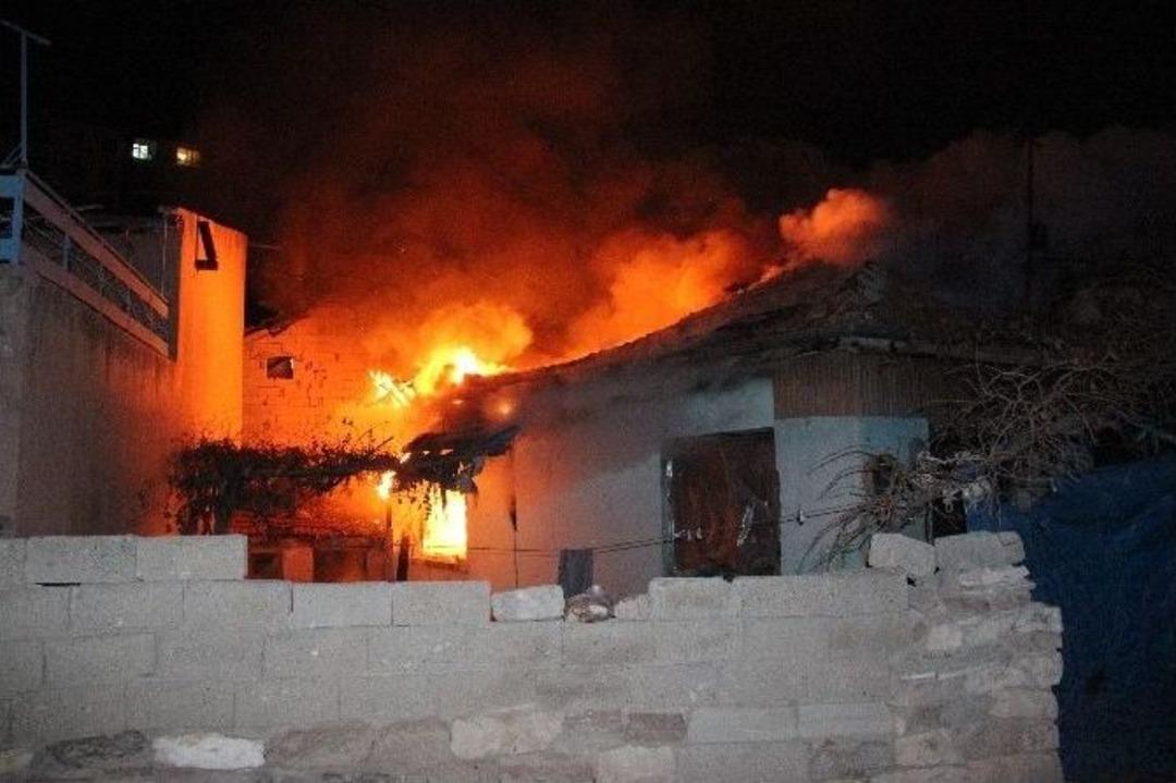 Evindeki Yangını G&ouml;zyaşları İ&ccedil;erisinde İzledi