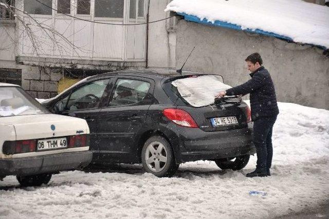 (özel Haber) Soğuklara Karşı Arabalar Naylonla Korunuyor