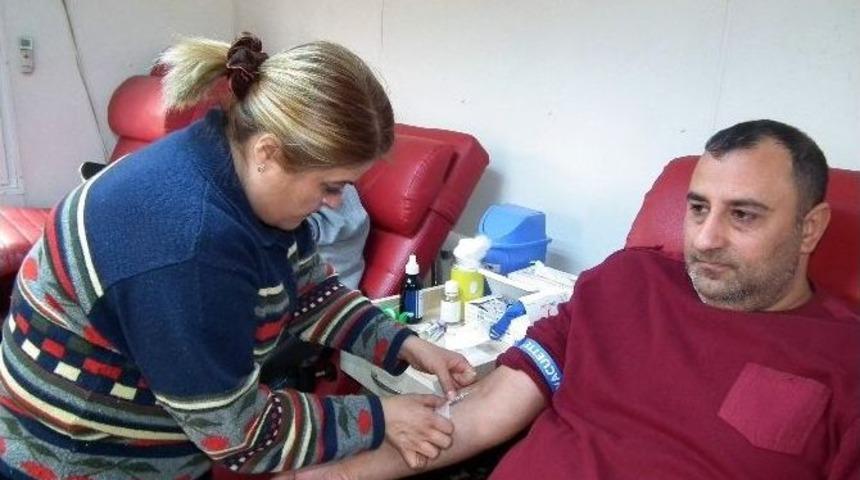 Efelerde Kan Bağışı S&uuml;r&uuml;yor