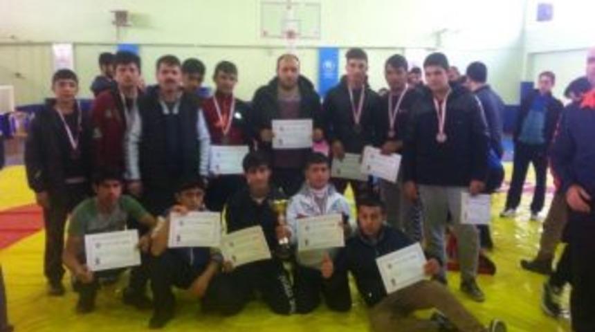 Vanlı G&uuml;reş&ccedil;iler Madalyalarla D&ouml;nd&uuml;ler