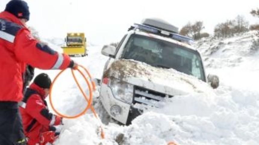 Ardahan&rsquo;da İ&ccedil;erisinde Hasta Bulunan Ambulans Kara Saplandı