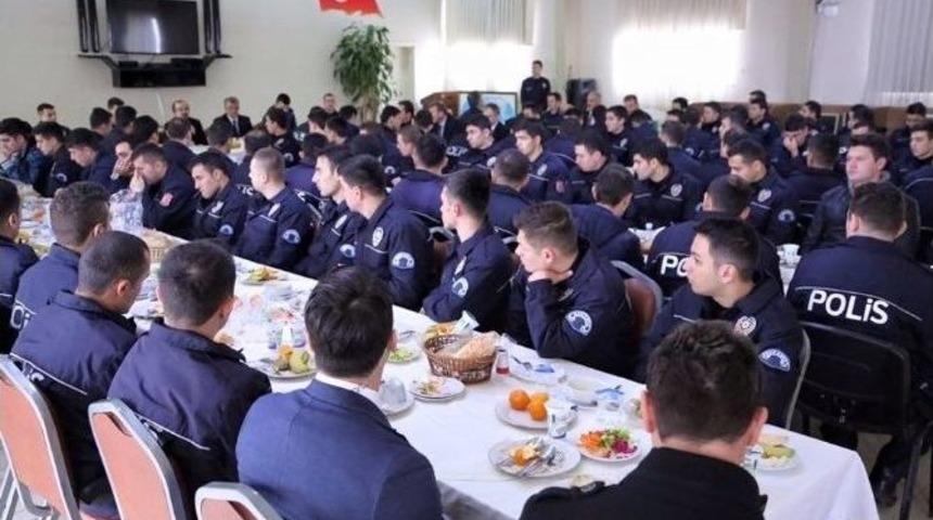 Vali Coş G&ouml;revden D&ouml;nen &Ccedil;evik Kuvvet Polisleri İle Yemekte Buluştu