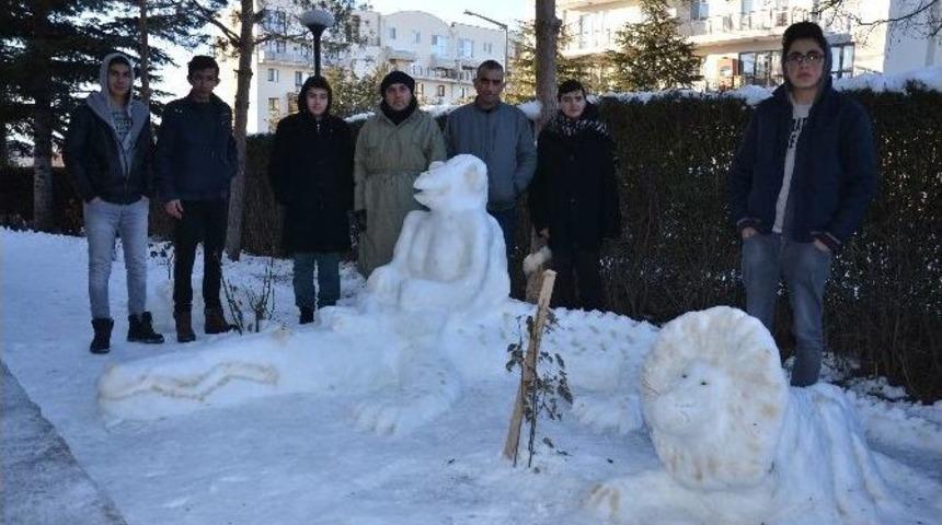 Polis Memurunun Yaptığı Kardan Heykeller Ger&ccedil;eğini Aratmıyor