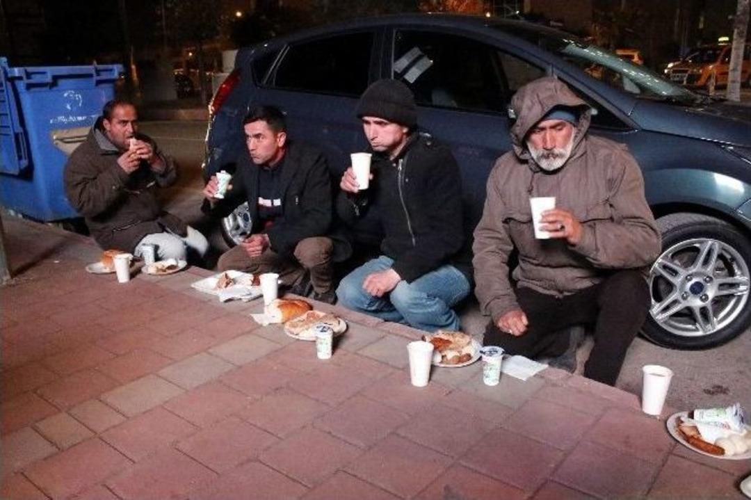 Sosyal Medya &Ouml;rg&uuml;tlenmesi Evsizlere Sıcak Yemek Oldu