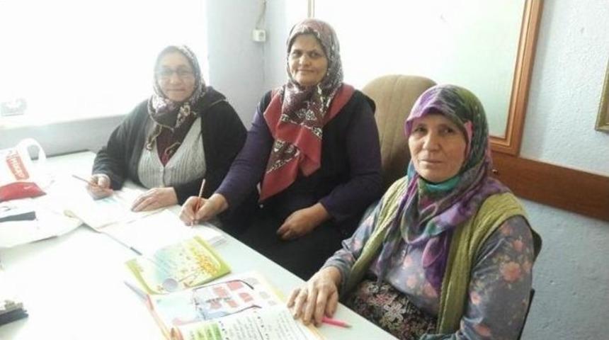 Yaşlı Kadınlar Okuma Yazma &Ouml;ğreniyor