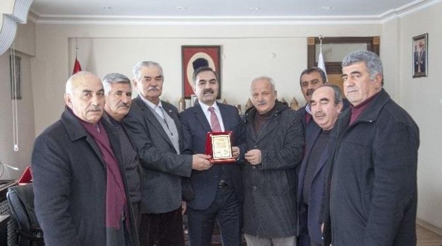 Muhtarlardan Başkan &Ccedil;oban&rsquo;a Teşekk&uuml;r Plaketi