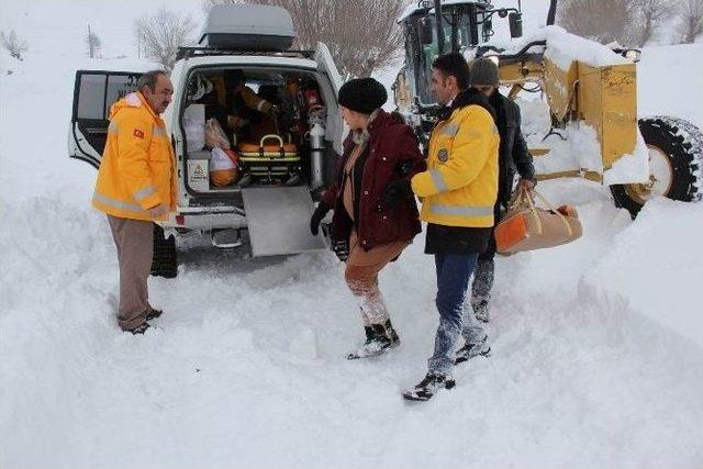 Hamile Kadın Paletli Ambulansla Kurtarıldı