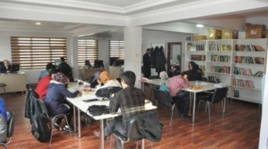 Dilovası&rsquo;nda &Ouml;ğrenciler Tatili Kitap Okuyarak Ge&ccedil;iriyor