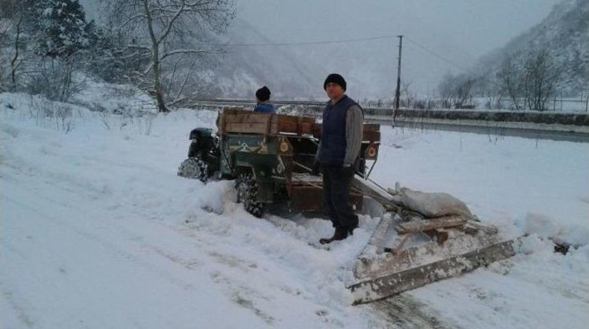Vatandaşlar Kar Küreme Aracını Kendisi Yaptı