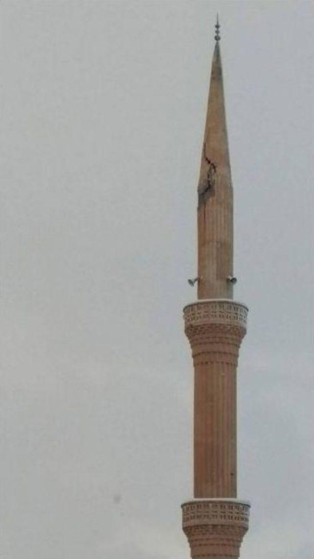 Tillo’da Cami Minaresine Yıldırım Düştü