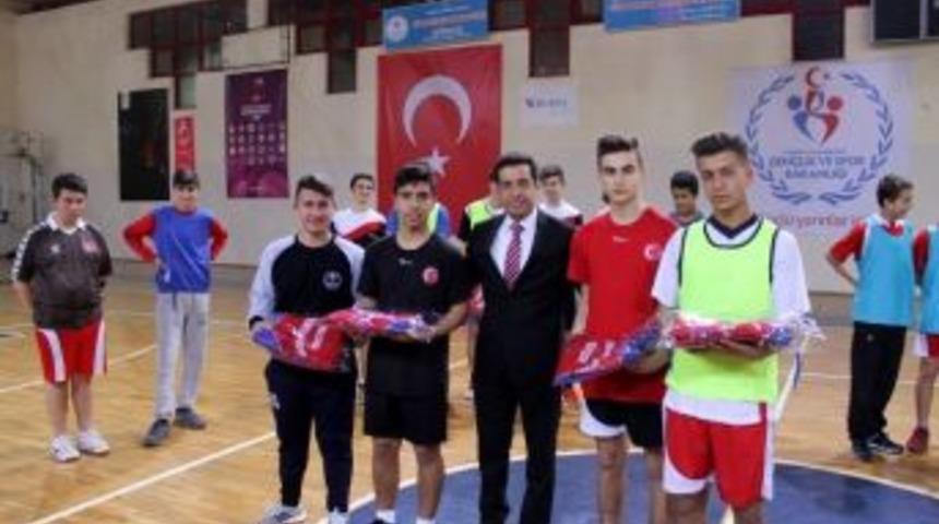 Gen&ccedil; Hentbolculara Malzeme Desteği