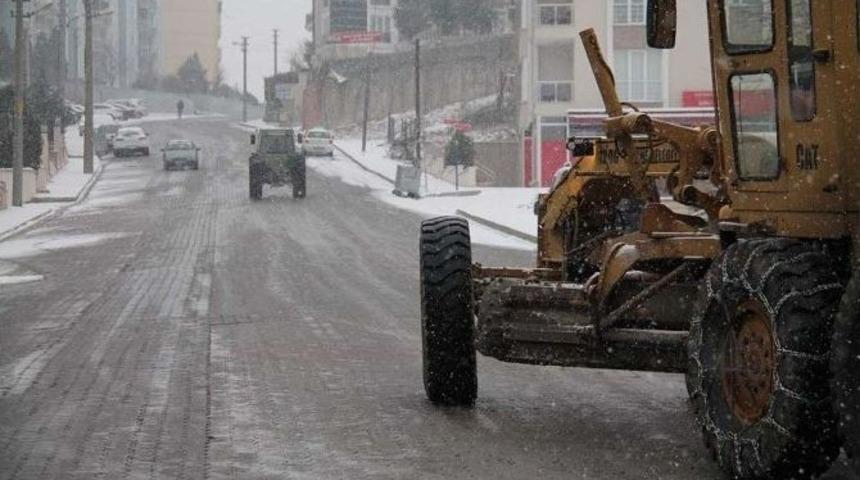 Edirne Belediyesi Ekipleri Tuzlama &Ccedil;alışmalarını S&uuml;rd&uuml;r&uuml;yor
