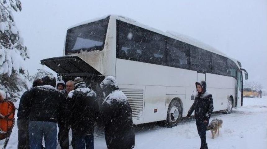 Otob&uuml;s Kara Saplandı, 35 Kişi Mahsur Kaldı