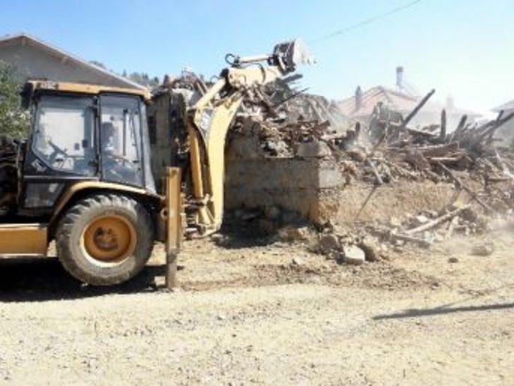 Seydişehir Belediyesi Harabe Evleri Yıkıyor
