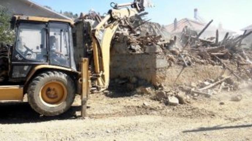 Seydişehir Belediyesi Harabe Evleri Yıkıyor