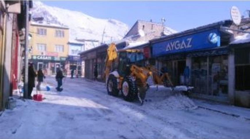 Pasinler Belediyesi Karla M&uuml;cadele Ediyor