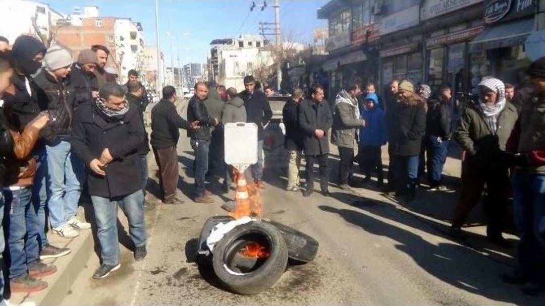Siverek&rsquo;te Elektrik Kesintisine Sinirlenen Esnaf Lastik Yakıp Yol Kapattı