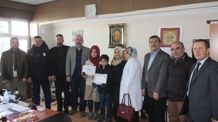 Teog Sınavında T&uuml;m Soruları Doğru Cevaplayan &Ouml;ğrenci Altın İle &Ouml;d&uuml;llendirildi